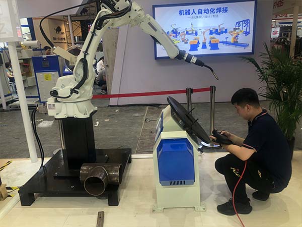 工業(yè)焊接機(jī)器人自動化焊接操作 工業(yè)焊接機(jī)器人自動化焊接操作