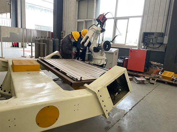 全自動焊接機(jī)器人和變位機(jī)輔助焊接 全自動焊接機(jī)器人和變位機(jī)輔助焊接